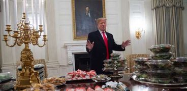 بالصور| ترامب يقيم مأدبة عشاء في البيت الأبيض بـ"الوجبات السريعة"