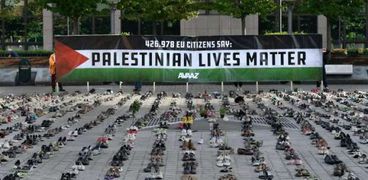 أحذية أمام مقر الاتحاد الأوروبي في بروكسل تضامنا مع فلسطين