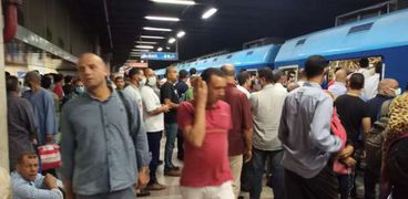 زحام على أرصفة الخط الأول للمترو بسبب عطل بأحد القطارات