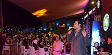 بالصور| إيهاب توفيق يحيي حفلا بـ"ميراج مول" بمناسبة مهرجان التسوق