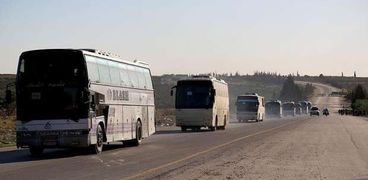 حافلات تغادر الغوطة على متنها عشرات المدنيين السوريين