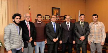 رئيس جامعة المنصورة مع مجموعة فريق    Mansoura Motor sport