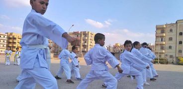 الأطفال يتدربون في شوارع العاشر من رمضان