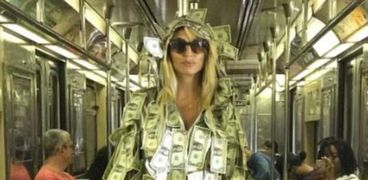 لاعبة أرجنتينية تتجول في الشوارع بملابس من أوراق مالية
