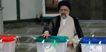 إبراهيم رئيسي يدلي بصوته في الانتخابات