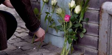 بالصور| طلاب مدرسة ألمانية يضعون الزهور تكريما لضحايهم في "اعتداء نيس"