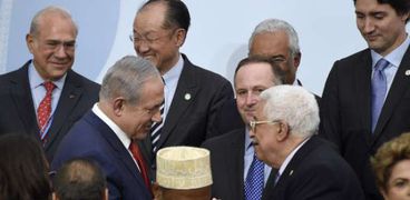 مصافحة نتنياهو والرئيس الفلسطيني