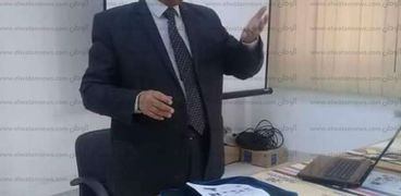 د ابراهيم فارس عميد كلية الطب البيطري بجامعة القناة