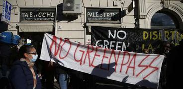 الشرطة الإيطالية ألقت القبض على نشطاء مناهضين لتصريح المرور الأخضر الخاص بتلقي لقاح كورونا