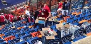 مصريون ينظفون ستاد القاهرة بعد مباراة زيمبابوي ومصر