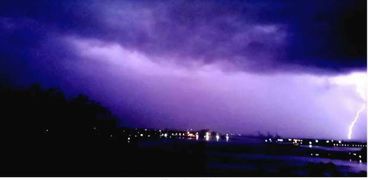 عاصفة كهربائية تضرب هافانا الكوبية