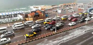 بالفيديو والصور| هطول أمطار غزيرة بالإسكندرية وقوس قزح يظهر بالسماء