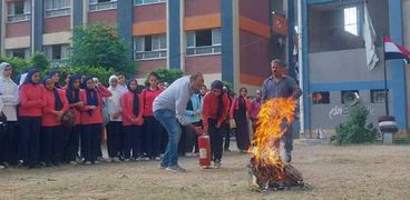 تدريب الطلاب على إطفاء الحريق