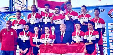 عزام يحتفل مع لاعبي منتخب مصر للدراجات بالانجازات