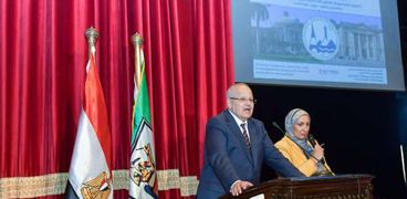 رئيس جامعة القاهرة خلال إلقاء كلمته بمناسبة الاحتفال بمرور 35 عاما على إنشاء قانون الأعمال الدولية