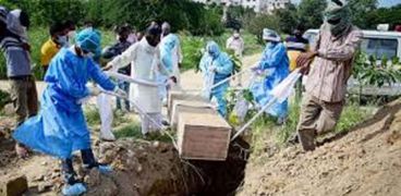 دفن إحدى وفيات كورونا في الهند
