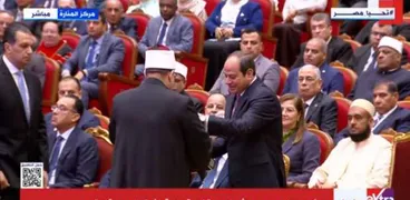 وزير الأوقاف يهدي الرئيس السيسي موسوعة «رؤية»