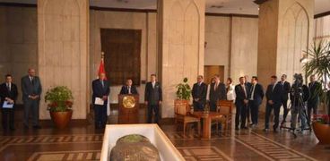 وزير السياحة ووزير الخارجية والأمين العام للمجلس الأعلى للآثار أثناء الإعلان عن عودة التابوت الأخضر