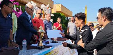 وكيل وزارة الشباب بكفر الشيخ يسلم كأس دوري القوافل الرياضية للقرى الأكثر احتياجا