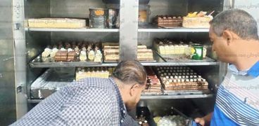 إعدام 15 كيلو حلوى فاسدة بمصنع لتجهيز الحلويات بغرب أسيوط