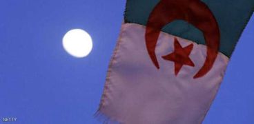 الجزائر تعلق عقود الزواج
