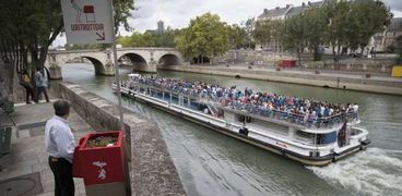 باريس تضيف مراحيض عامة للتبول مباشرة في النهر!