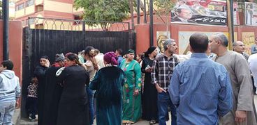 توافد المواطنون أمام لجنة مدرسة الجبرتي بمنشأة ناصر قبل انتهاء فترة الإستراحة
