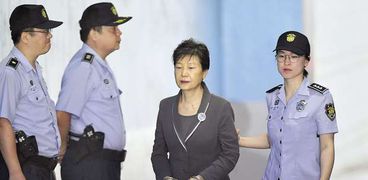 رئيسة كوريا الجنوبية السابقة وفى يديها «الكلابشات»