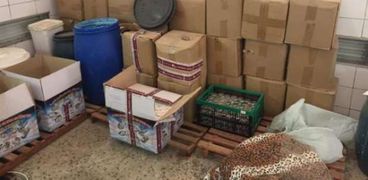 ضبط مصنع مستحضرات تجميل ومخزن مواد كيماوية غير مرخصين في الإسكندرية