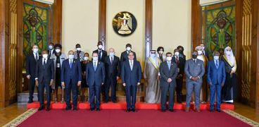 الرئيس عبد الفتاح السيسي يلتقط صورة تذكارية مع النواب العموم العرب والأفارقة