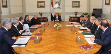 الرئيس عبد الفتاح السيسي يترأس اجتماعا مع رئيس الوزراء وعدد من المسؤولين