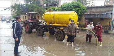 الدفع بكساحات لرفع مياه الأمطار من شوارع دسوق