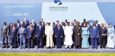 القادة الأفارقة يتوسطهم الرئيس السيسى فى منتدى أسوان للسلام والتنمية المستدامة