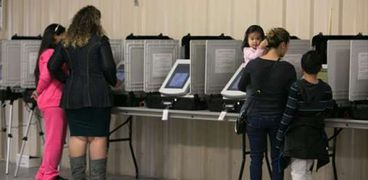 أمريكيات وأطفالهن أثناء الادلاء بأصواتهم في الانتخابات الرئاسية الأمريكية