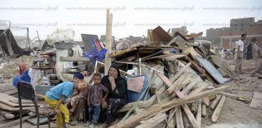 سكان منطقة «المقلب» فى الشارع بعد إزالة منازلهم