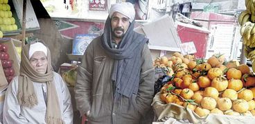 «عبدالسميع» وابنه ينتظران الزبائن فى شارع فيصل