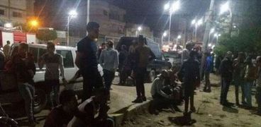 أهالي أبو صوير ينتظرون ايتخراج جثة شابينةغرقا في ترعة الإسماعيلية.