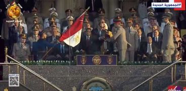 الرئيس السيسي يقلد علم القوات المسلحة وسام الجمهورية