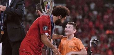 الطفل علي مع محمد صلاح