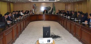 بالصور| محافظ الفيوم يتفق مع ممثلي الأحزاب على التعاون في قضايا المواطنين