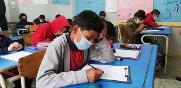 طلاب يؤدون الامتحانات- صورة أرشيفية