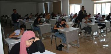 الطلاب يؤدون امتحانات الصف الأول والثاني الثانوي 2023 في محافظة الفيوم