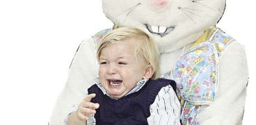 أرنب ضخم يثير فزع الأطفال فى احتفال العالم بـ«عيد الفصح»