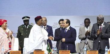 الرئيس السيسى يصافح رئيس النيجر خلال القمة التنسيقية
