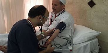 أحد الحجيج المصريين خلال الكشف الطبي عليه
