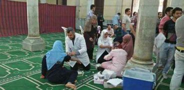 بعض الأهالي يتبرعون بالدم داخل المسجد