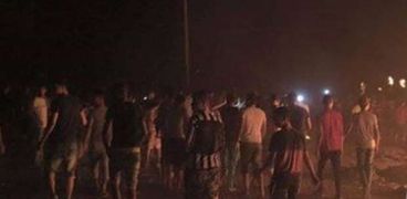 بالصور| العشرات يتظاهرون ويشعلون الإطارات بسبب انقطاع الكهرباء في غزة