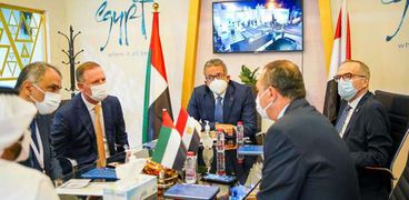 وزير السياحة يلتقي ممثلي كبرى منظمي الرحلات وشركات الطيران بـ«السوق العربية» 