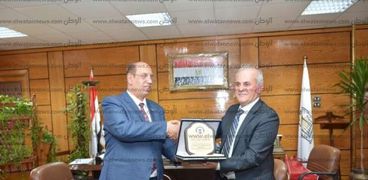 جامعة فلاديفيا الأردنية تكريم رئيس جامعة أسيوط