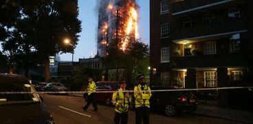 النيران تتصاعد من برج سكنى والشرطة البريطانية تفرض كردون أمنى «صورة أرشيفية»